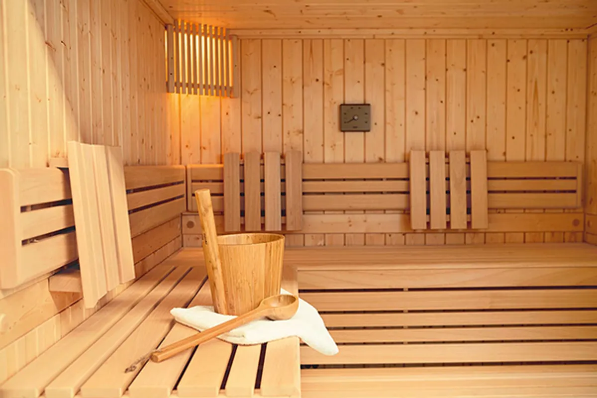 sauna met zitplaatsen met emmer en lepel